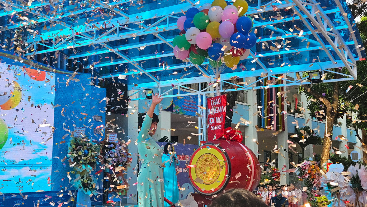 Cô Hiệu trưởng Phạm Thị Phúc đánh trống khai giảng năm học mới.