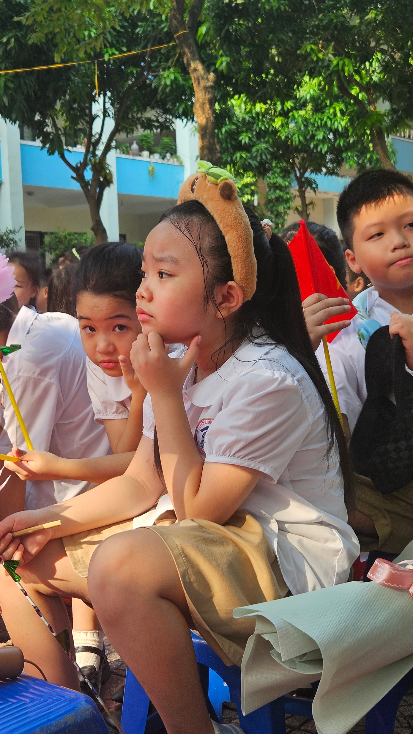 Thời tiết Hà Nội buổi sáng khá nóng bức nhưng các bạn học sinh vẫn chăm chú dõi theo các tiết mục trên khán đài.