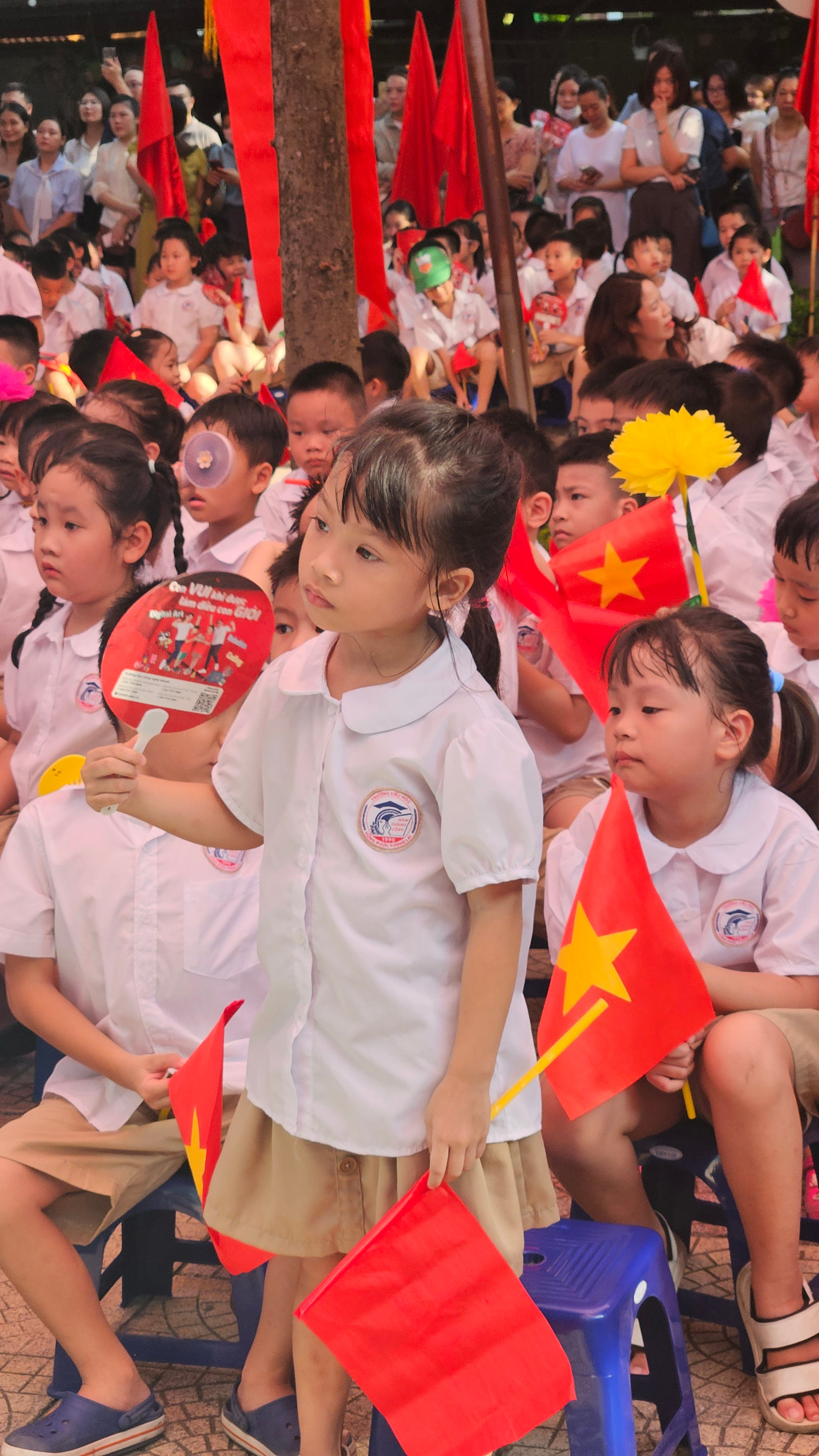 Thời tiết Hà Nội buổi sáng khá nóng bức nhưng các bạn học sinh vẫn chăm chú dõi theo các tiết mục trên khán đài.