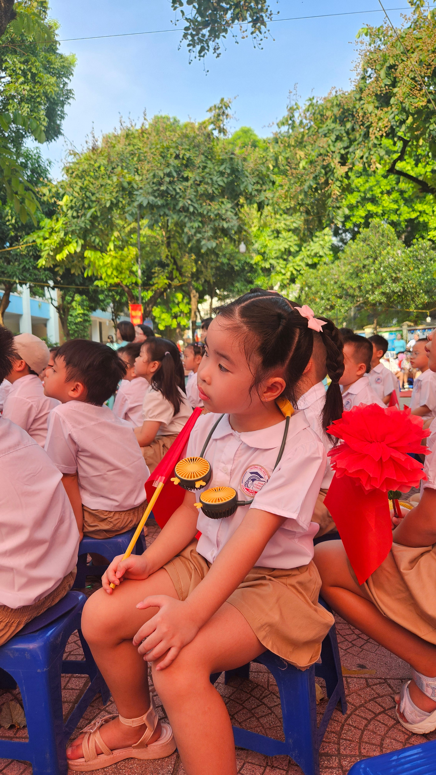 Thời tiết Hà Nội buổi sáng khá nóng bức nhưng các bạn học sinh vẫn chăm chú dõi theo các tiết mục trên khán đài.