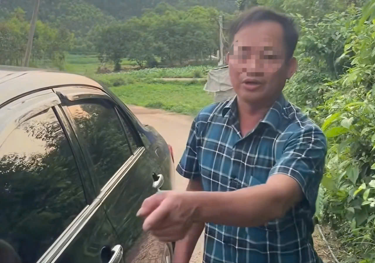 Người đàn ông có biểu hiện say xỉn, điều khiển xe ô tô bị tố đã hành hung cô gái trẻ tại Bắc Giang. (Ảnh cắt từ clip)