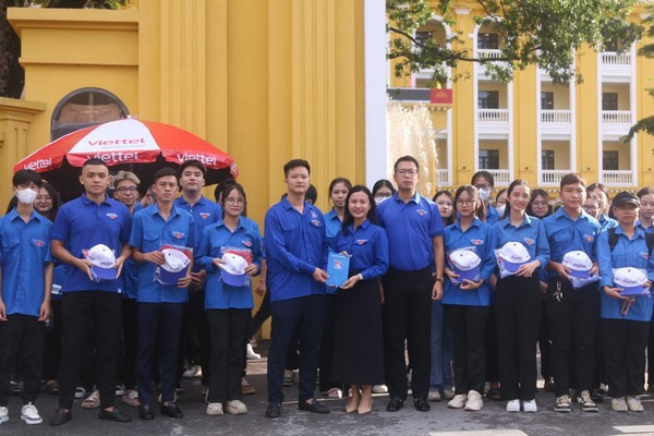 Đồng chí Nguyễn Phương Thảo, Phó Bí thư Tỉnh đoàn thăm tặng quà đội hình Tiếp sức mùa thi tại THPT Cẩm Phả (TP Cẩm Phả). Đồng chí Nguyễn Phương Thảo, Phó Bí thư Tỉnh đoàn thăm tặng quà đội hình Tiếp sức mùa thi tại THPT Cẩm Phả (TP Cẩm Phả).