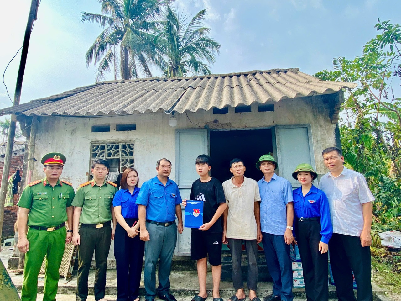 Các vật phẩm được trao tặng cho Ban Thường vụ Tỉnh đoàn nhằm phân bổ cho các địa phương khắc phục hậu quả của cơn bão số 3.