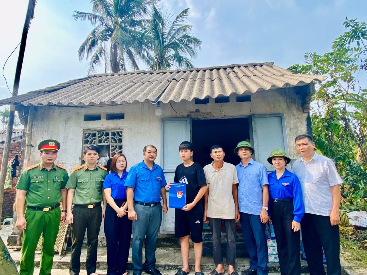 Các vật phẩm được trao tặng cho Ban Thường vụ Tỉnh đoàn nhằm phân bổ cho các địa phương khắc phục hậu quả của cơn bão số 3.