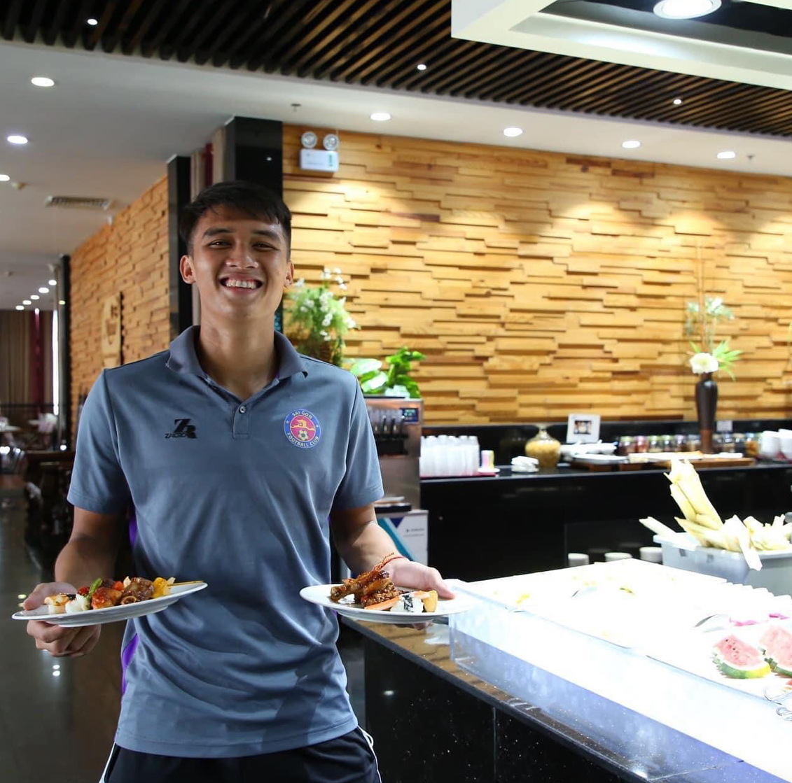 Khoảnh khắc đời thường cực &quot;nhắng&quot; của chàng cầu thủ sinh năm 2K2.