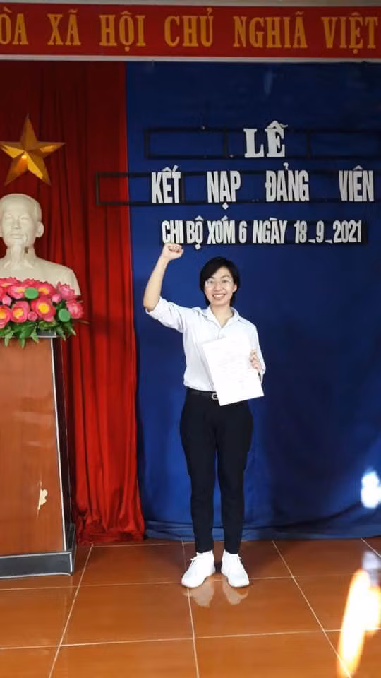 Thu Hằng vui mừng chia sẻ hình ảnh của mình trong buổi Lễ kết nạp Đảng viên.
