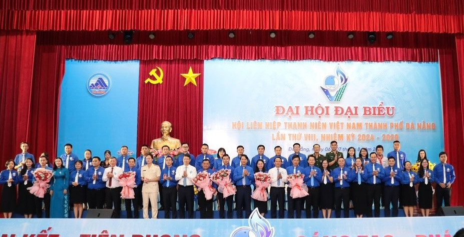 Các đồng chí lãnh đạo chúc mừng Ủy ban Hội Liên hiệp thanh niên Việt Nam TP Đà Nẵng khóa VIII nhiệm kỳ 2024 - 2029.