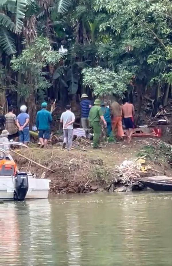 Lực lượng chức năng và người dân tìm kiếm cứu nạn.