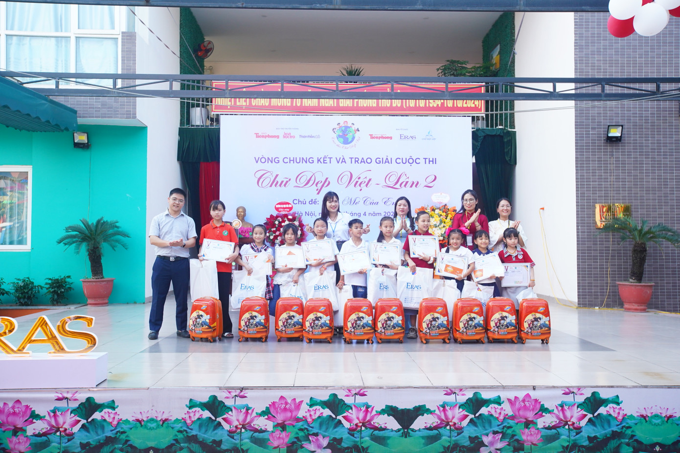 10 học sinh nhận giải Nhì cuộc thi. 10 học sinh nhận giải Nhì cuộc thi.