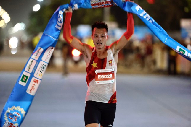 Một lần nữa, ở Giải Vô địch Quốc gia Marathon và cự ly dài báo Tiền Phong lần thứ 65 - năm 2024 (Tiền Phong Marathon 2024) tại Phú Yên, chàng đại úy 31 tuổi Đỗ Quốc Luật lại nối dài kỷ lục lên 10 lần vô địch liên tiếp ở cự ly 10km.