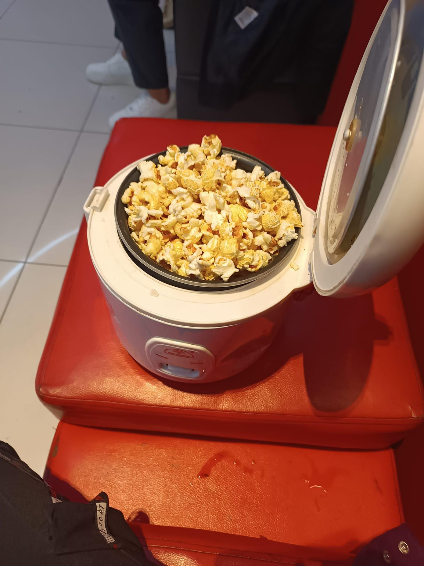 Nồi cơm điện cũng được trưng dụng.