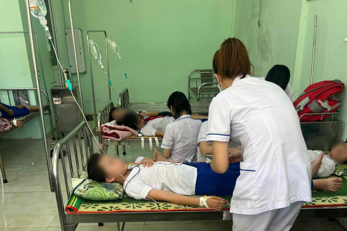 Các học sinh nhập viện do ngộ độc khi uống chung bình nước. (Ảnh: Hương Lài) Các học sinh nhập viện do ngộ độc khi uống chung bình nước. (Ảnh: Hương Lài)