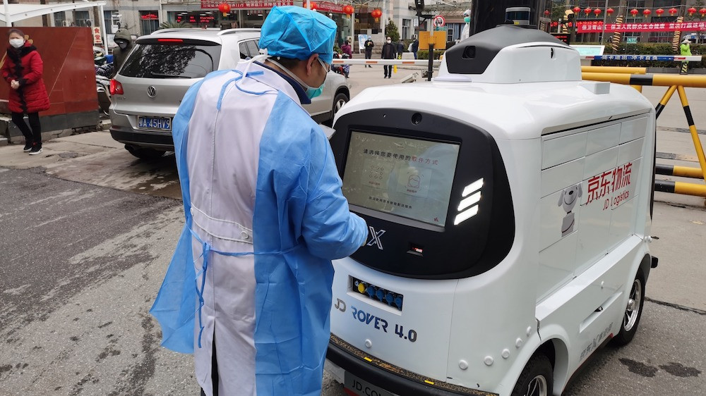 Robot giao hàng có thể “cướp” việc và gây mất sinh kế trong xã hội. Robot giao hàng có thể “cướp” việc và gây mất sinh kế trong xã hội.