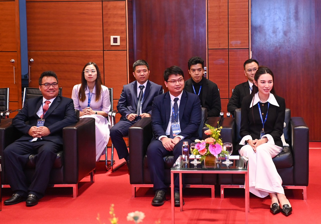 Các đại biểu và thanh niên tiêu biểu tại buổi gặp mặt. Các đại biểu và thanh niên tiêu biểu tại buổi gặp mặt.