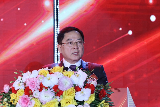 Nhà báo Lê Xuân Sơn - Tổng Biên tập báo Tiền Phong phát biểu tại buổi lễ. Nhà báo Lê Xuân Sơn - Tổng Biên tập báo Tiền Phong phát biểu tại buổi lễ.