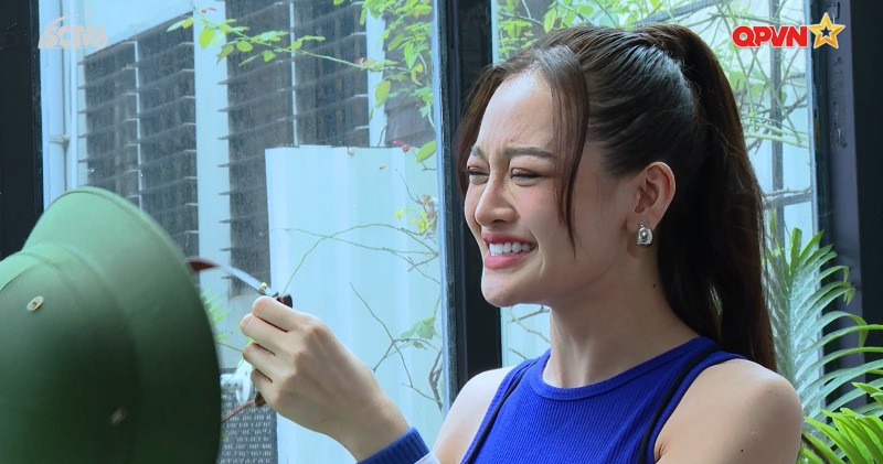 Mai Âm Nhạc, Thùy Anh, Diễm My 9X tập cách đội mũ theo hướng dẫn.