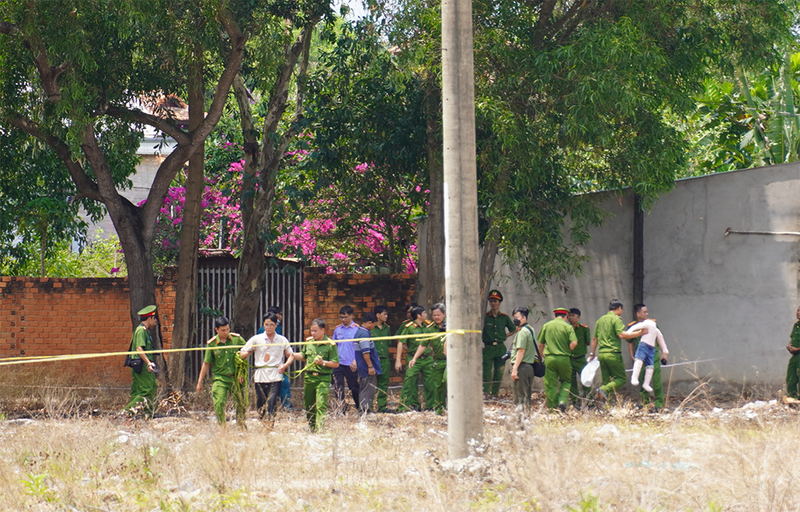 Công an đưa nghi phạm đến hiện trường để thực nghiệm điều tra. (Ảnh: K.Ly)
