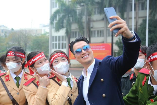 Diễn viên Việt Anh giao lưu cùng học viên Học viện Cảnh sát Nhân dân. Diễn viên Việt Anh giao lưu cùng học viên Học viện Cảnh sát Nhân dân.