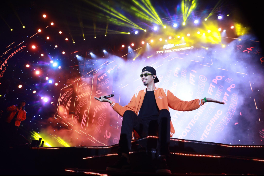 Đen trên sân khấu Happy Bee 11 tại khuôn viên trường.