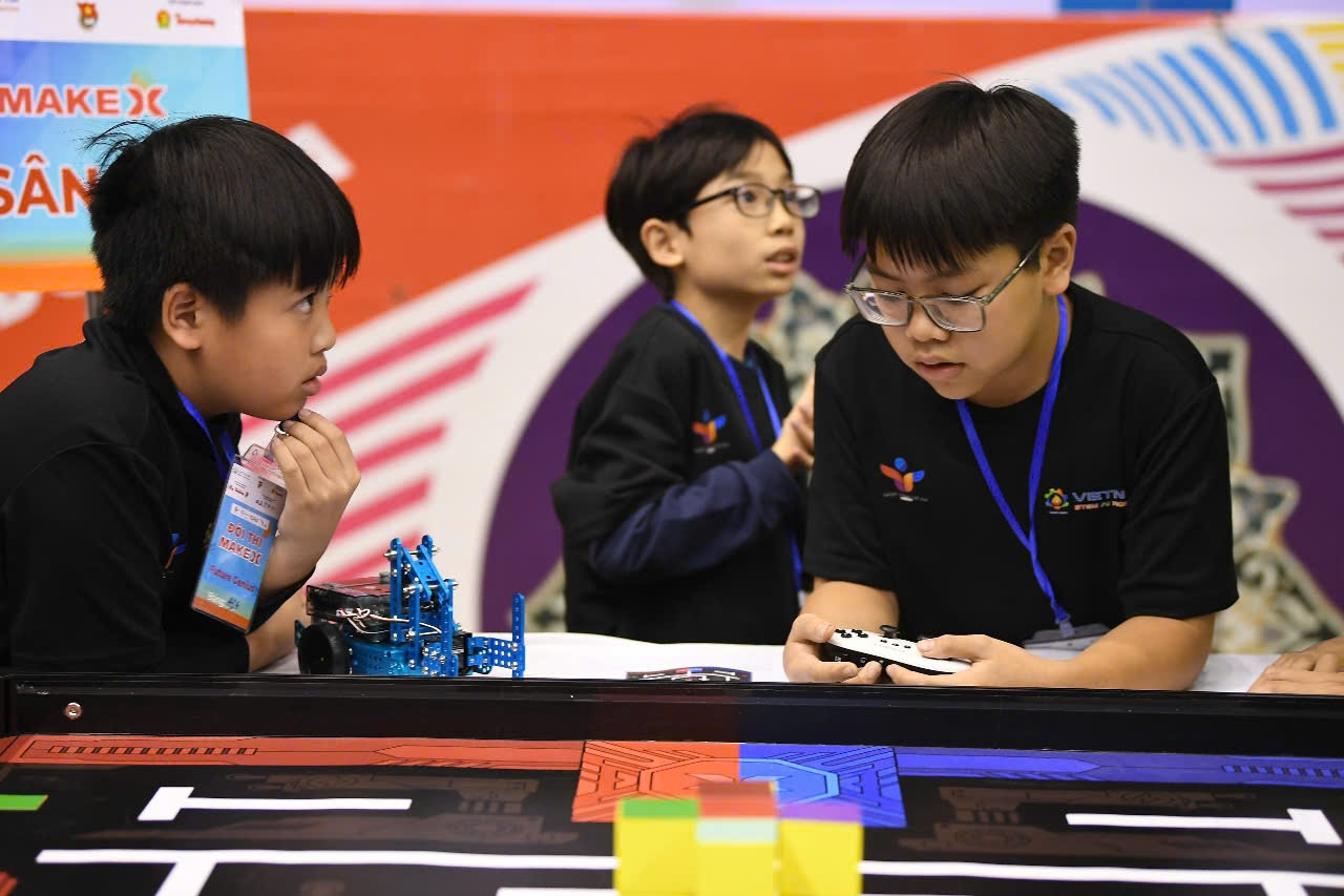 Những giây phút suy tư, bàn luận chiến thuật để xử gọn khối hàng dán màu. Những giây phút suy tư, bàn luận chiến thuật để xử gọn khối hàng dán màu.