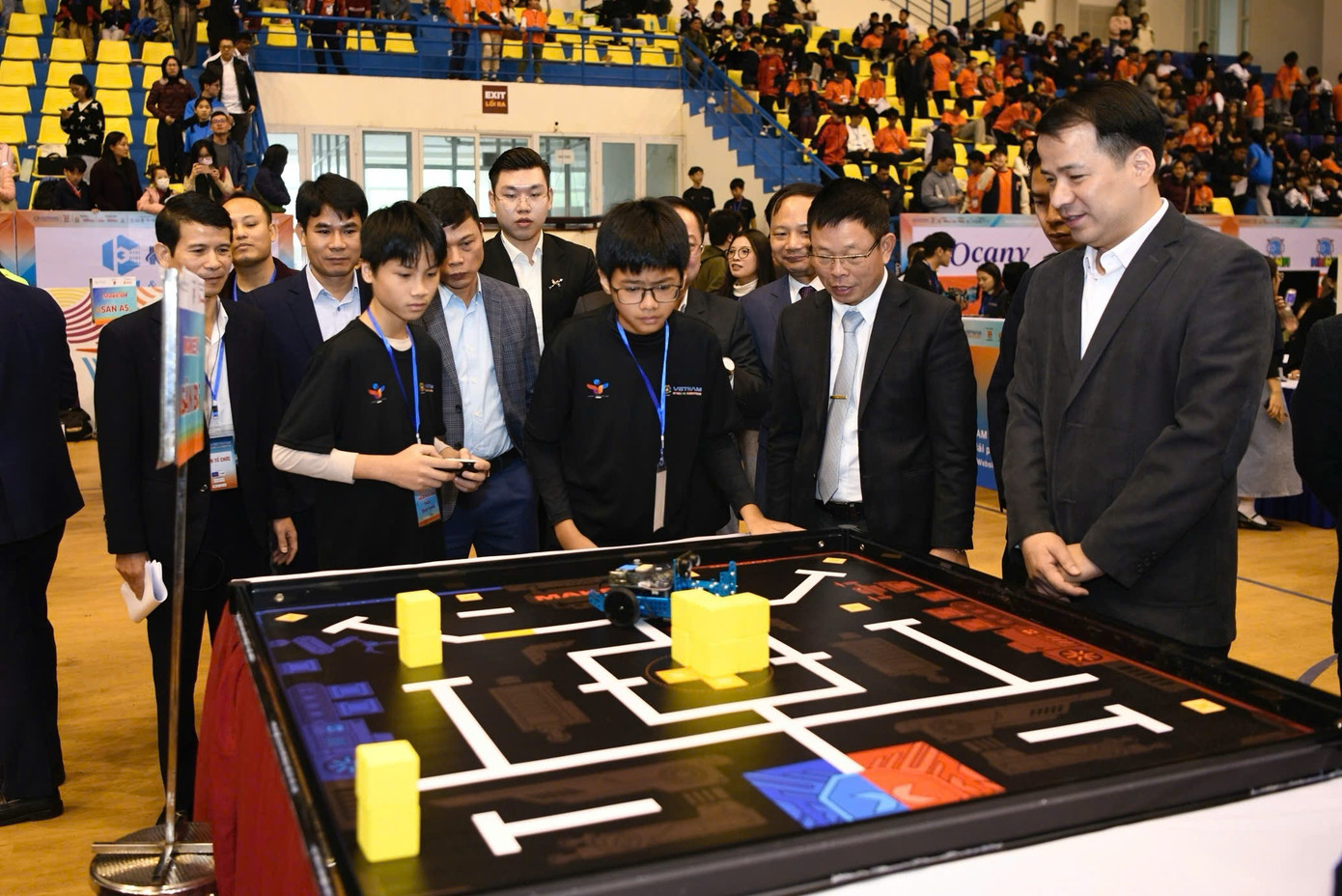 MakeX là giải đấu với các nhiệm vụ đơn giản nhưng không kém phần thử thách khả năng tư duy, chiến lược và tinh thần đồng đội. MakeX là giải đấu với các nhiệm vụ đơn giản nhưng không kém phần thử thách khả năng tư duy, chiến lược và tinh thần đồng đội.