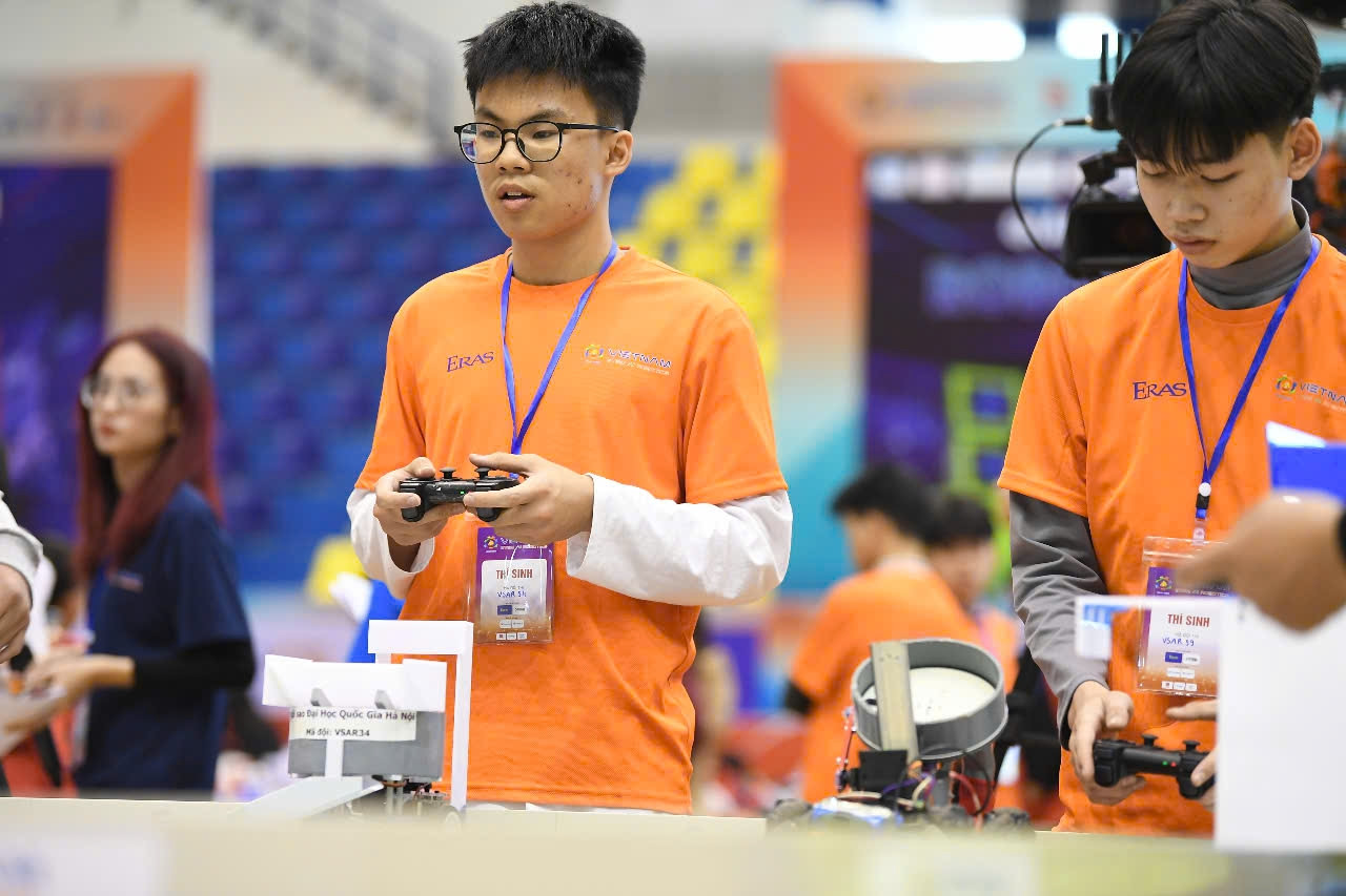 Thí sinh tranh tài tại cuộc thi. Thí sinh tranh tài tại cuộc thi.