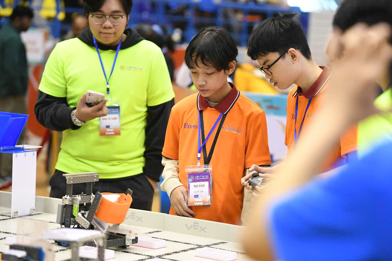 Thí sinh tranh tài tại cuộc thi. Thí sinh tranh tài tại cuộc thi.