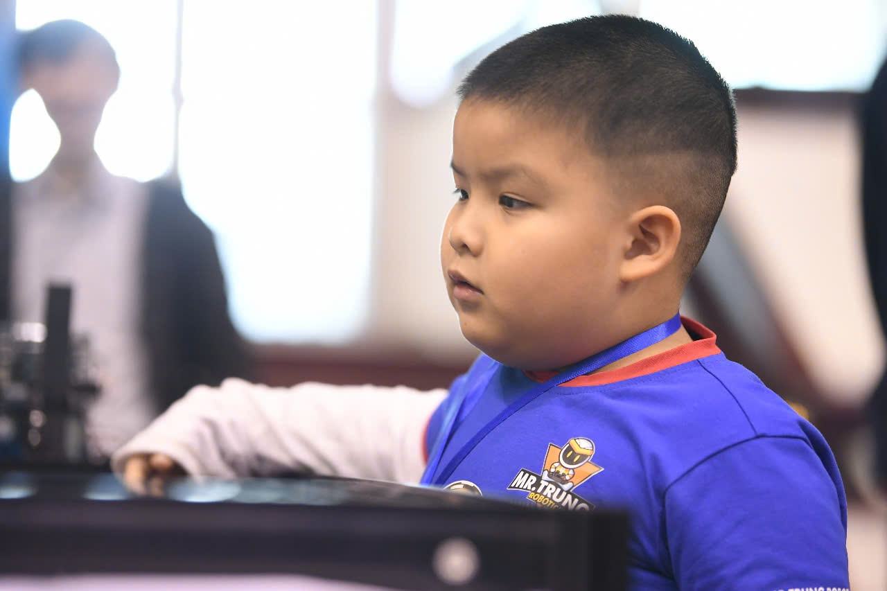 Nhóm 2 thí sinh lớp 1 đến từ Vũng Tàu trở thành "tâm điểm" khu thi đấu MakeX vì quá dễ thương! Nhóm 2 thí sinh lớp 1 đến từ Vũng Tàu trở thành "tâm điểm" khu thi đấu MakeX vì quá dễ thương!