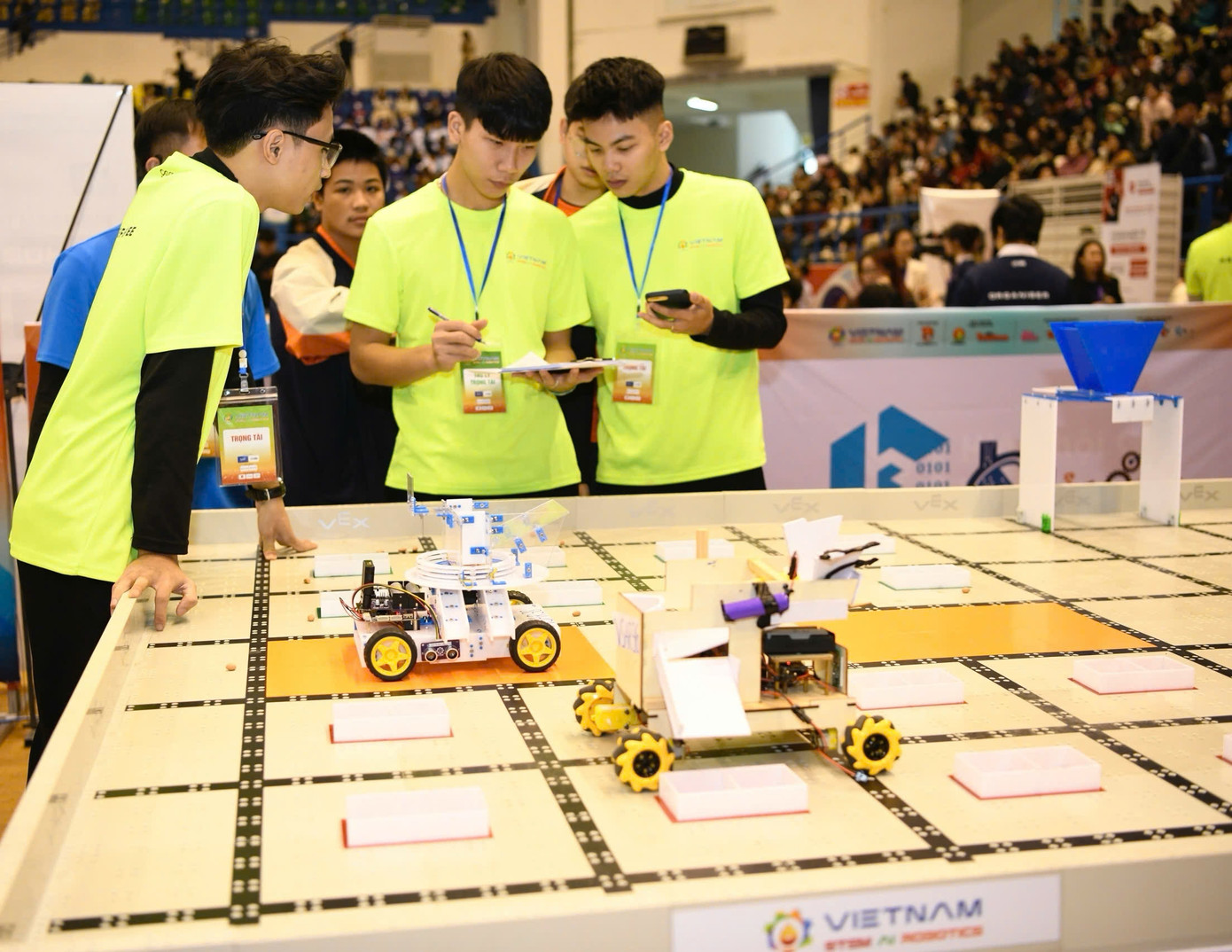 Các thí sinh sẽ điều khiển robot gieo hạt vào 16 ô gieo hạt và 1 ô trung tâm.