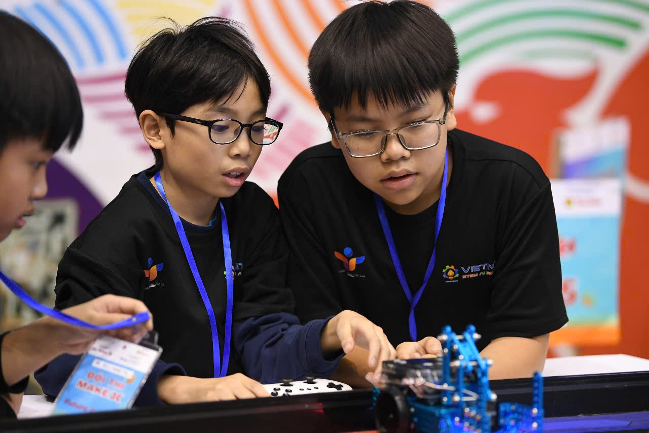 Những giây phút suy tư, bàn luận chiến thuật để xử gọn khối hàng dán màu. Những giây phút suy tư, bàn luận chiến thuật để xử gọn khối hàng dán màu.