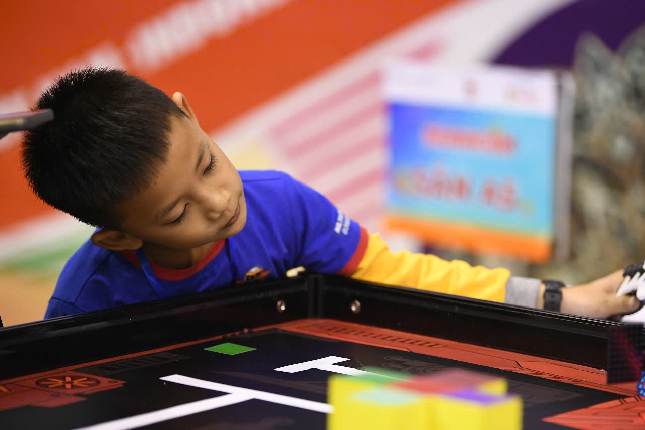 Nhóm 2 thí sinh lớp 1 đến từ Vũng Tàu trở thành "tâm điểm" khu thi đấu MakeX vì quá dễ thương! Nhóm 2 thí sinh lớp 1 đến từ Vũng Tàu trở thành "tâm điểm" khu thi đấu MakeX vì quá dễ thương!