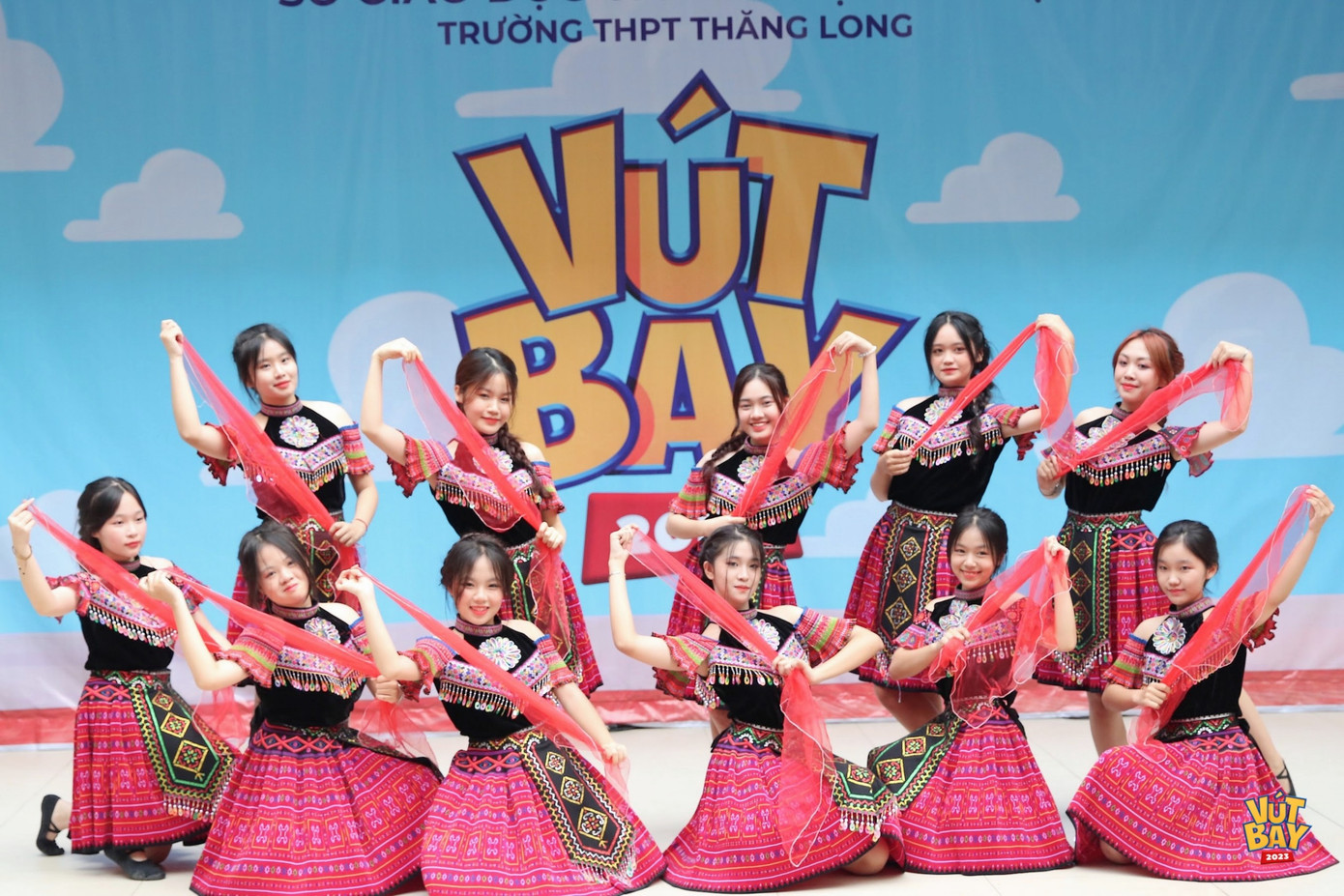 Tiết mục múa Mashup “Em đây chẳng phải Thúy Kiều &amp; Duyên âm” đến từ những cô gái duyên dáng, xinh đẹp của Thăng Long Music Club.