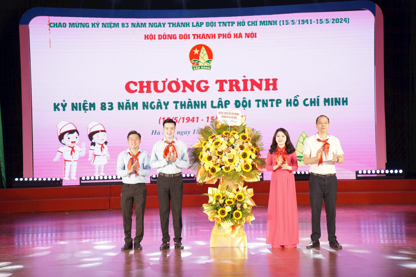 Thường trực Thành đoàn tặng hoa chúc mừng Hội đồng Đội thành phố Hà Nội. (Ảnh: Phạm Mạnh) Thường trực Thành đoàn tặng hoa chúc mừng Hội đồng Đội thành phố Hà Nội. (Ảnh: Phạm Mạnh)