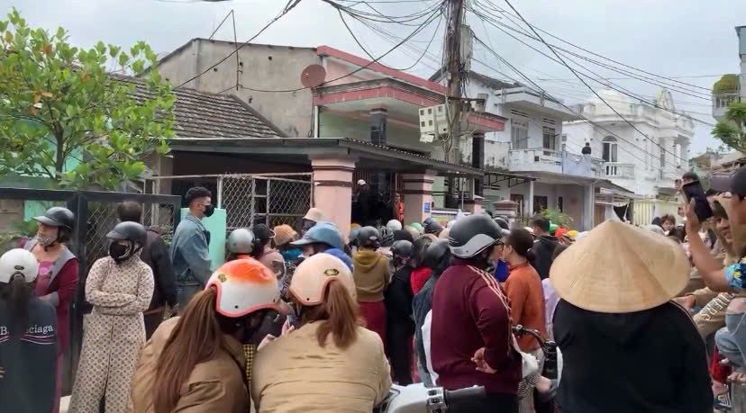 Người dân tập trung tại khu vực nhà bà N. theo dõi vụ việc. Người dân tập trung tại khu vực nhà bà N. theo dõi vụ việc.