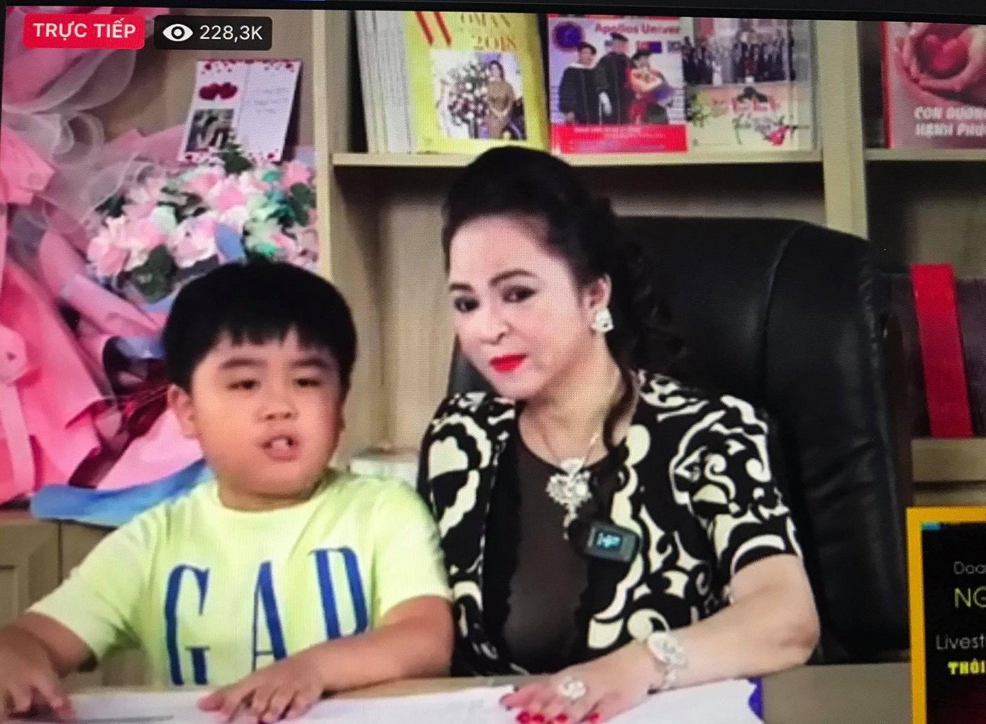 Bà Phương Hằng và con trai.