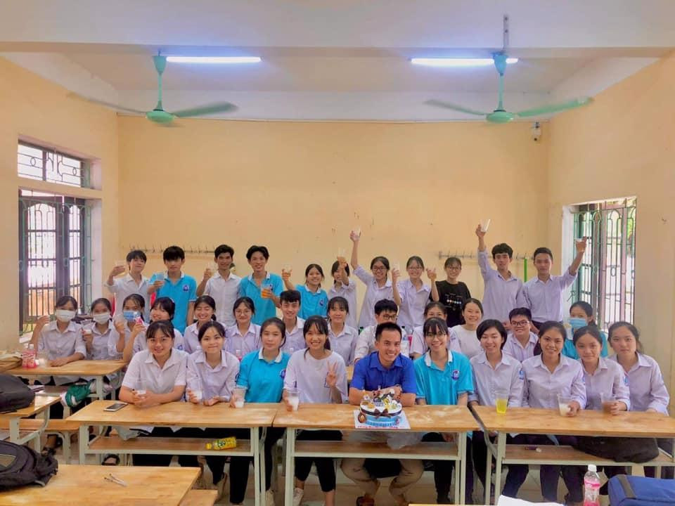 Tập thể lớp 12B1 THPT Kim Sơn A - lớp của Thu Hằng. Tập thể lớp 12B1 THPT Kim Sơn A - lớp của Thu Hằng.