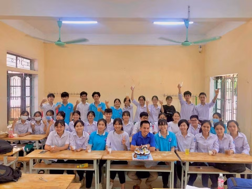 Tập thể lớp 12B1 THPT Kim Sơn A - lớp của Thu Hằng. Tập thể lớp 12B1 THPT Kim Sơn A - lớp của Thu Hằng.