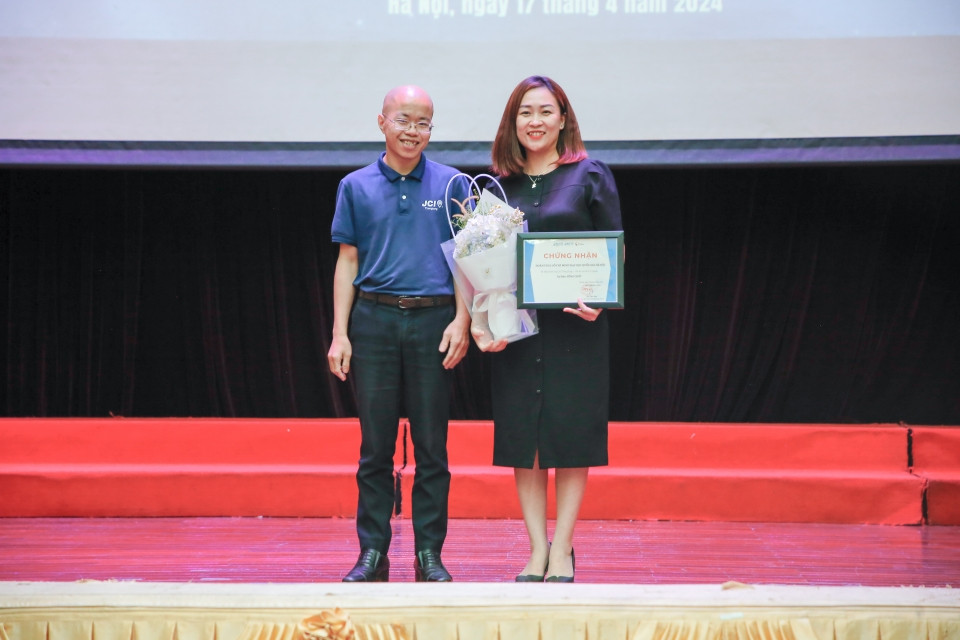 Chị Hứa Thanh Hoa - Bí thư Đoàn Thanh niên, Phó Trưởng Ban Chính trị và Công tác Học sinh Sinh viên chụp ảnh lưu niệm cùng anh Hà Tiến Đạt - Chủ tịch JCI Thăng Long 2024. Chị Hứa Thanh Hoa - Bí thư Đoàn Thanh niên, Phó Trưởng Ban Chính trị và Công tác Học sinh Sinh viên chụp ảnh lưu niệm cùng anh Hà Tiến Đạt - Chủ tịch JCI Thăng Long 2024.