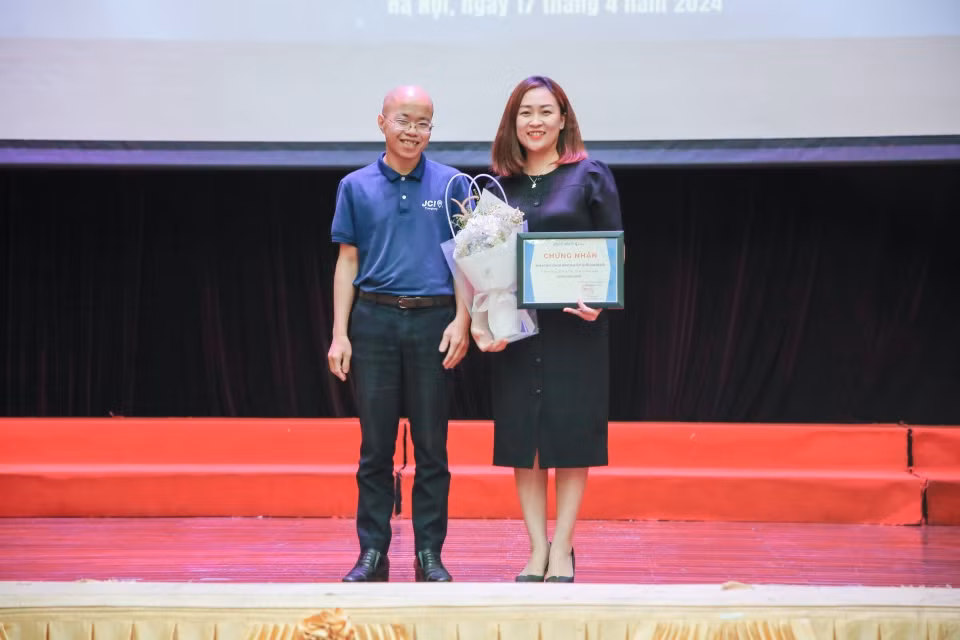 Chị Hứa Thanh Hoa - Bí thư Đoàn Thanh niên, Phó Trưởng Ban Chính trị và Công tác Học sinh Sinh viên chụp ảnh lưu niệm cùng anh Hà Tiến Đạt - Chủ tịch JCI Thăng Long 2024.