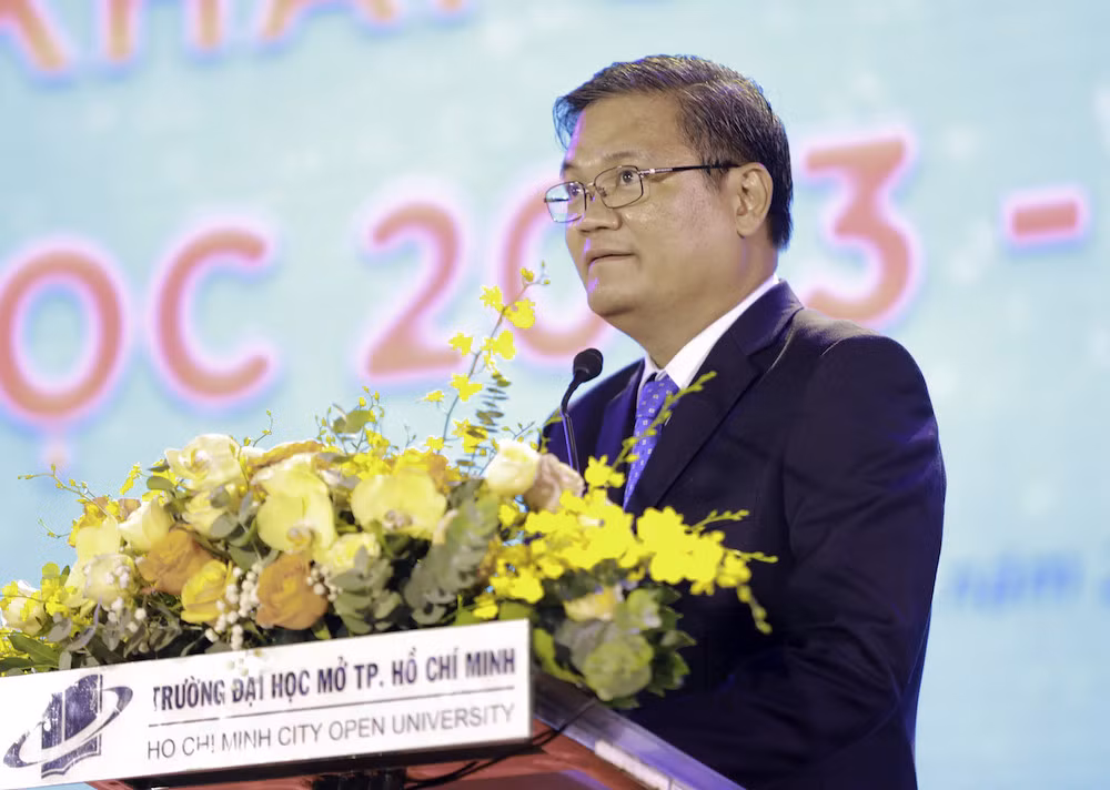 GS.TS Nguyễn Minh Hà lên tiếng xin lỗi sinh viên trong lễ khai giảng.