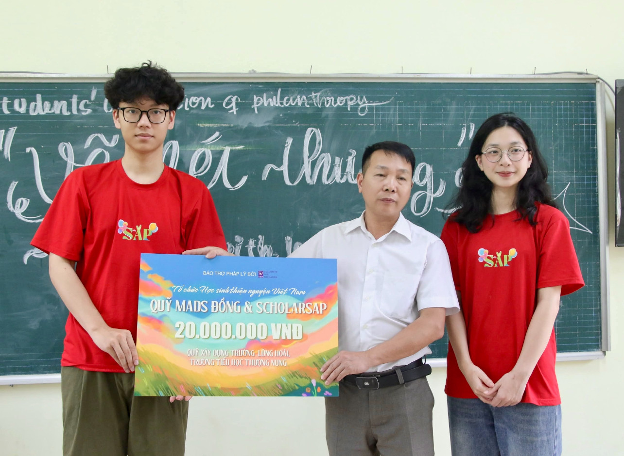 Tổ chức trao tặng 20 triệu đồng cho điểm trường Lũng Hoài. Tổ chức trao tặng 20 triệu đồng cho điểm trường Lũng Hoài.