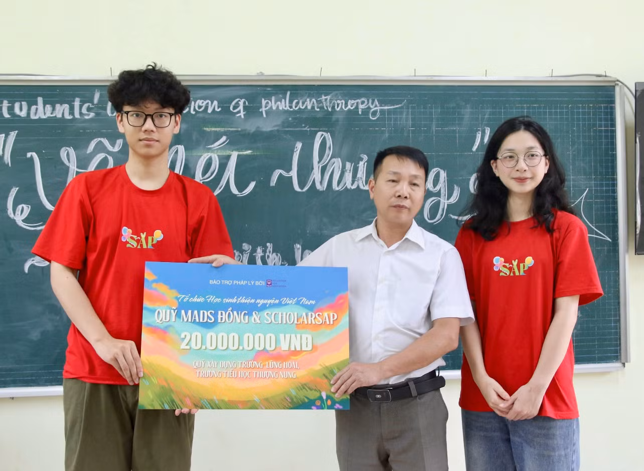 Tổ chức trao tặng 20 triệu đồng cho điểm trường Lũng Hoài.