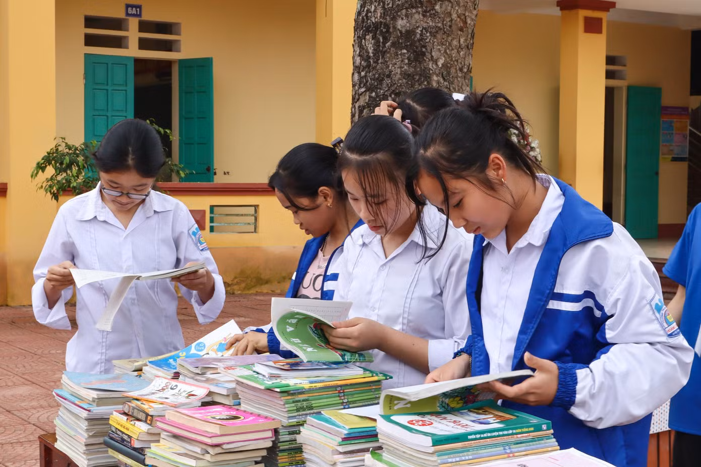 Nhiều người trẻ vẫn luôn nỗ lực hết mình để giúp các bạn học sinh tìm kiếm ngọn lửa văn chương. (Ảnh: Facebook Trang Hoa)
