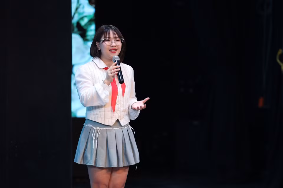 Cô giáo Sương Mai.