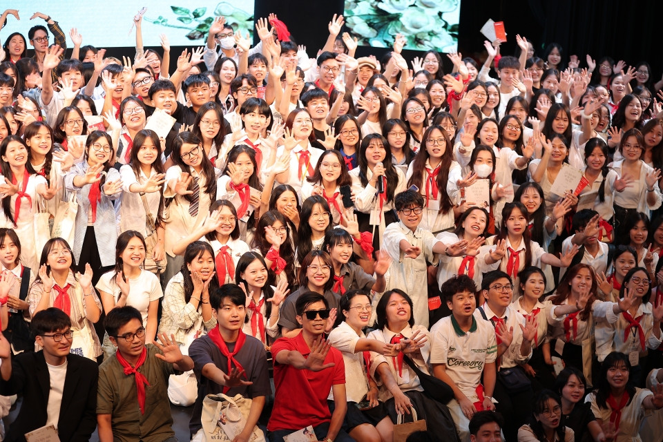 Hàng trăm bạn học sinh 2K7 tham dự tiết học Văn đặc biệt của cô giáo Sương Mai. Hàng trăm bạn học sinh 2K7 tham dự tiết học Văn đặc biệt của cô giáo Sương Mai.