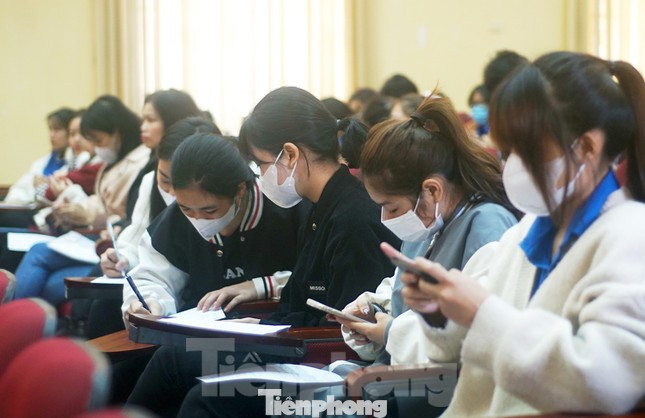 Các bạn trẻ đăng ký tham gia hiến máu.