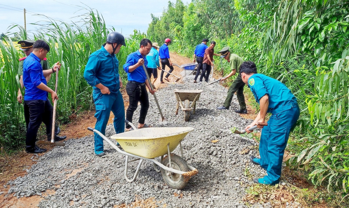 Thực hiện công trình “Trải đá tuyến đường giao thông nông thôn”. Thực hiện công trình “Trải đá tuyến đường giao thông nông thôn”.