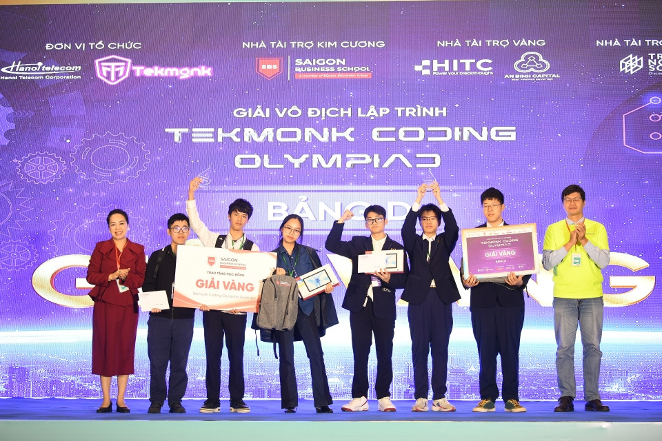 Hoàng Nhật Minh (đứng vị trí thứ 2 từ bên trái) với chiến thắng kép tại Tekmonk Coding Olympiad.