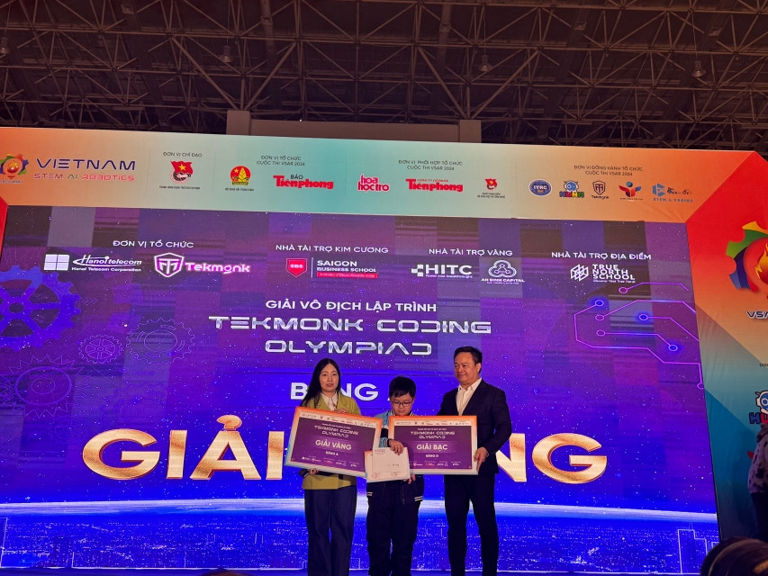 Lê Đức Minh với chiến thắng kép tại Tekmonk Coding Olympiad.