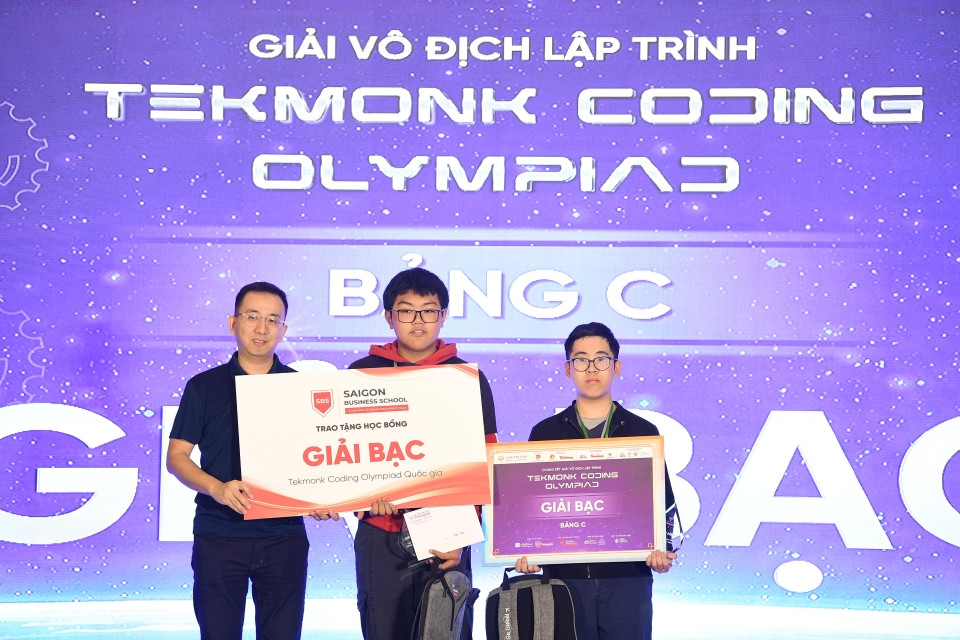 Bạn Hoàng Nhật Minh (bên phải).